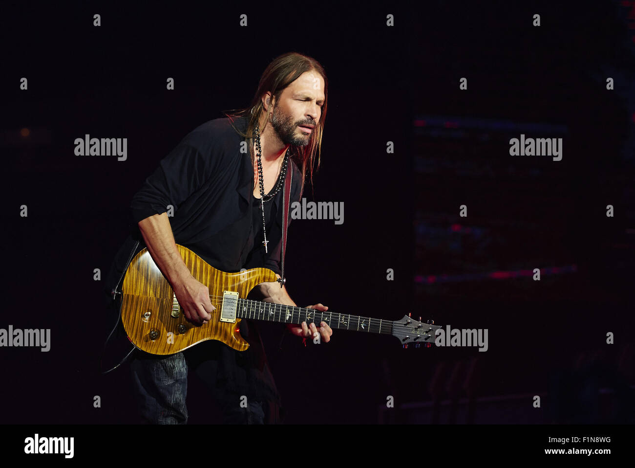 Madrid, Espagne. 16Th Jun 2015. Fher Olvera, Alex Gonzalez, Sergio Vallin et Juan Calleros de bande mexicain Mana joue sur la scène au cours de 'Tour' à Incendiada Cama Centre Barclaycard (Palacio de los Deportes) le 4 septembre 2015 à Madrid © Jack Abuin/ZUMA/Alamy Fil Live News Banque D'Images