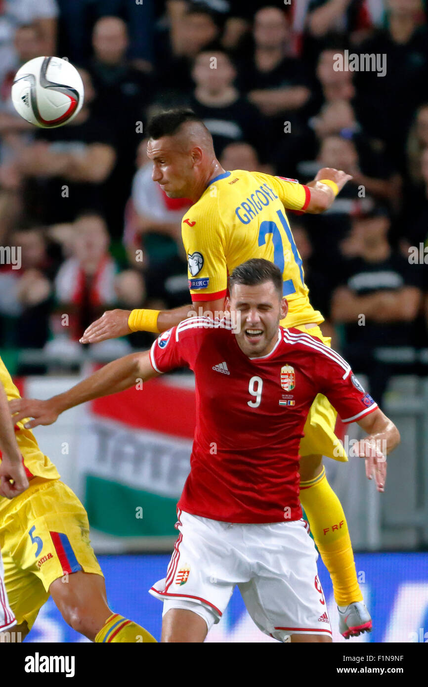 BUDAPEST, HONGRIE - le 4 septembre 2015 : Bataille de l'air entre le Hongrois Adam Szalai (9) et le Roumain Dragos Grigore durant la Roumanie Hongrie contre l'UEFA Euro 2016 football match qualificatif en Groupama Arena. Credit : Laszlo Szirtesi/Alamy Live News Banque D'Images