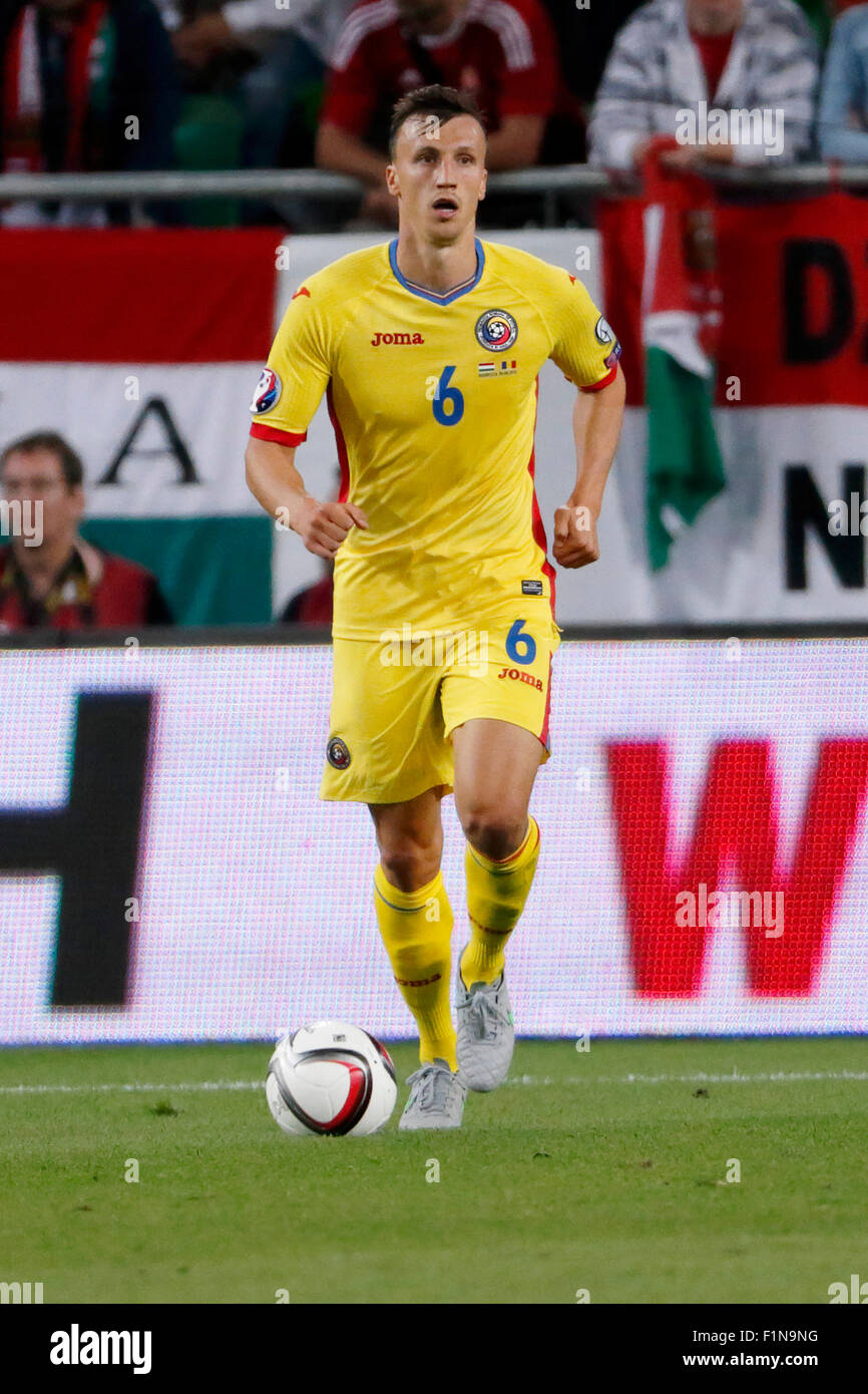 BUDAPEST, HONGRIE - le 4 septembre 2015 : roumain Vlad Chiriches avec le ballon au cours de la Hongrie et Roumanie l'UEFA Euro 2016 football match qualificatif en Groupama Arena. Credit : Laszlo Szirtesi/Alamy Live News Banque D'Images