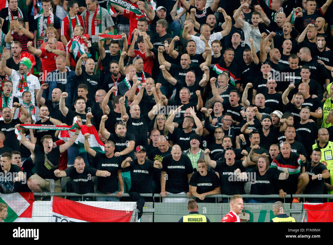 BUDAPEST, HONGRIE - le 4 septembre 2015 : au cours des fans ultra hongrois Hongrie contre la Roumanie l'UEFA Euro 2016 football match qualificatif en Groupama Arena. Credit : Laszlo Szirtesi/Alamy Live News Banque D'Images