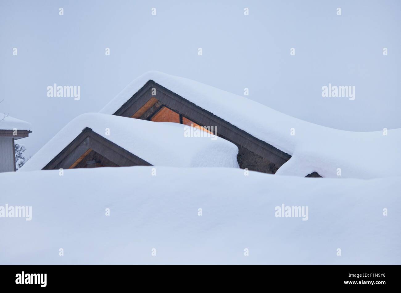Le poids de la neige et de la glace sur le toit d'accumulation dans le Colorado. Accueil Libre. Banque D'Images