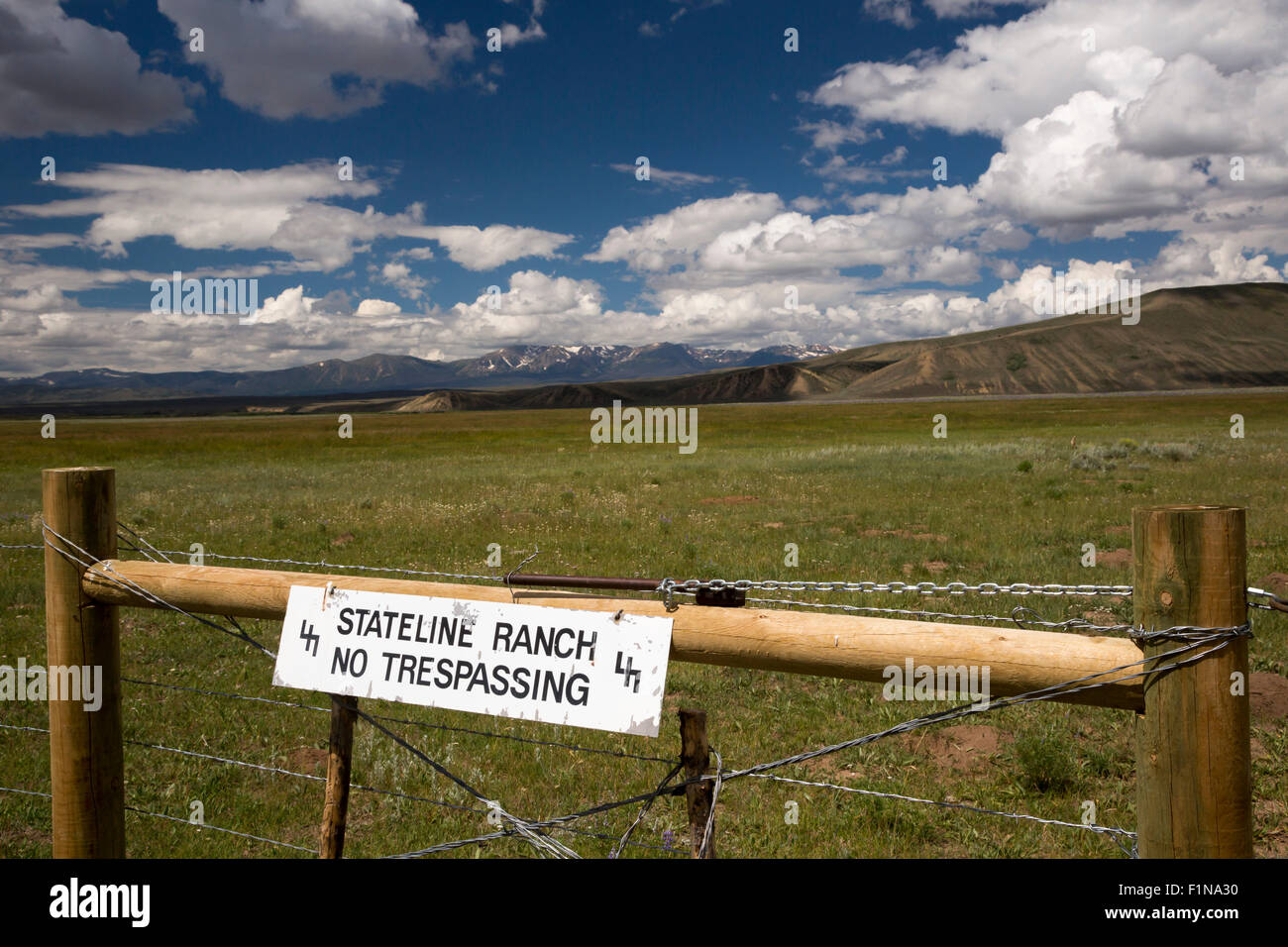 Cowdrey, Colorado - un 'entrée interdite' signe sur l'Ranch Stateline interdit l'entrée sur les terres du ranch. Banque D'Images
