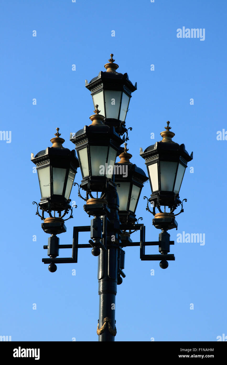 Photo de la rue de style rétro lampe et ciel bleu Banque D'Images
