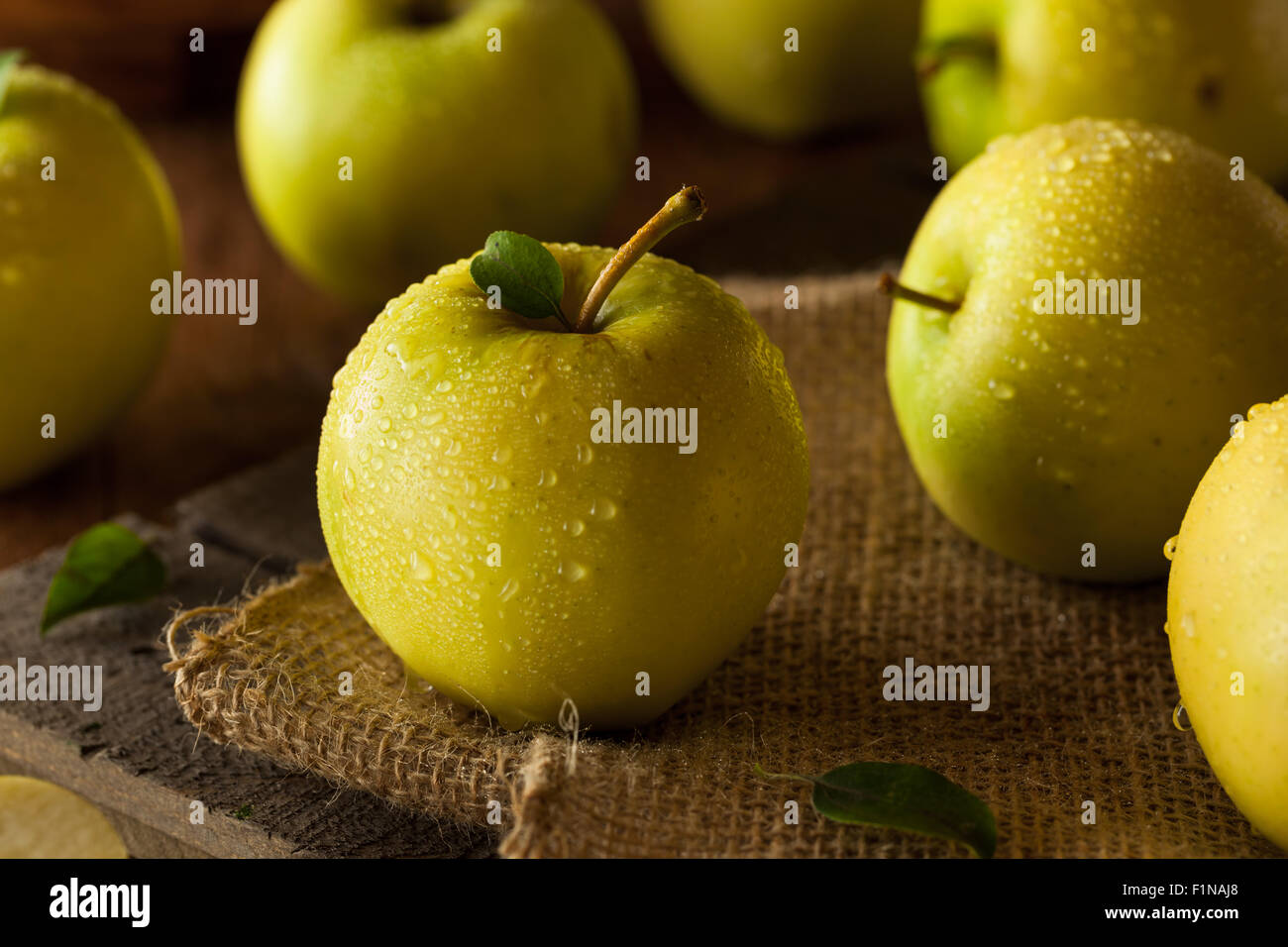 Pommes Golden Delicious biologiques crus prêt à manger Banque D'Images