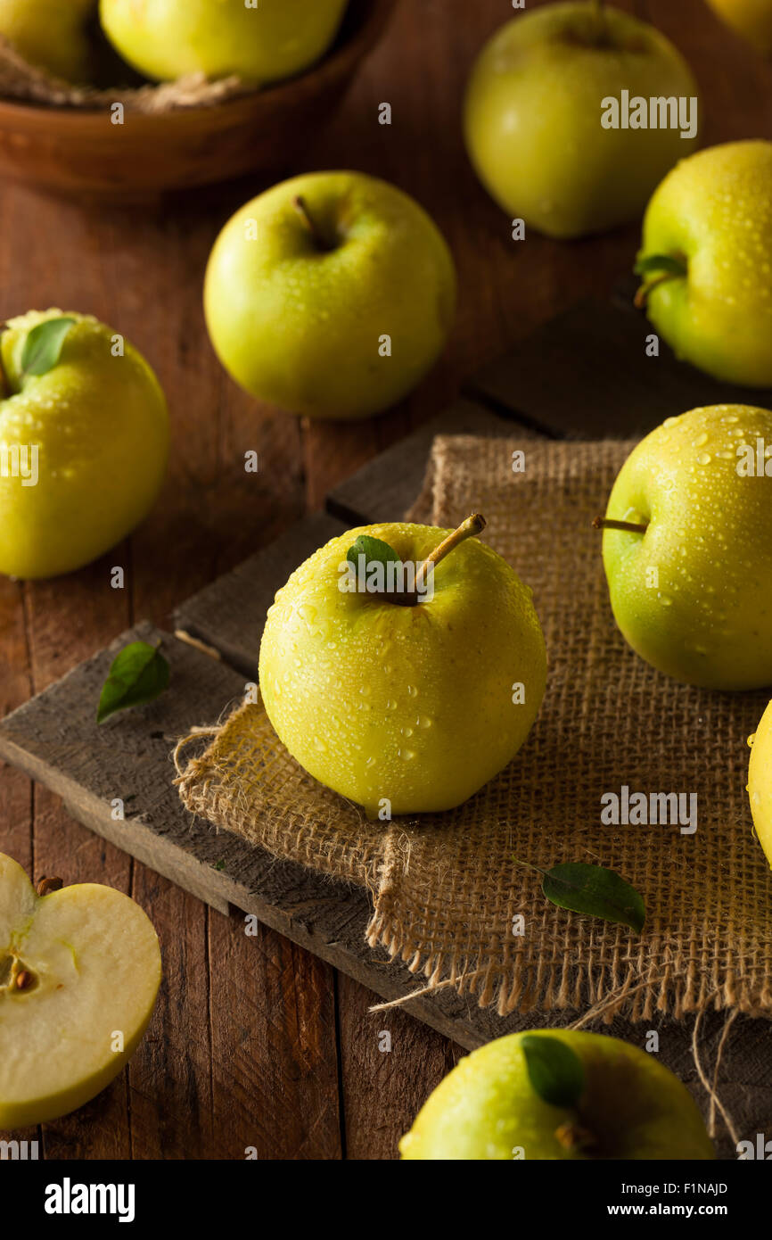 Pommes Golden Delicious biologiques crus prêt à manger Banque D'Images