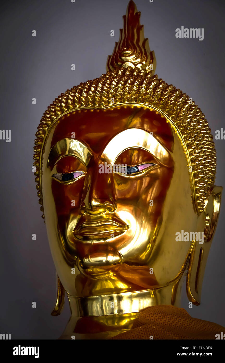 Statue d'un Bouddha en or au Grand Palace, Bangkok, Thaïlande. 1 Décembre, 2011. Banque D'Images