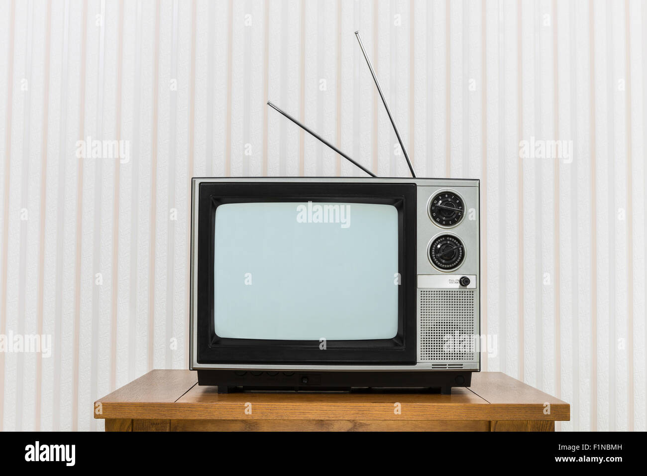 Ancien téléviseur analogique avec antenne sur table en bois Banque D'Images