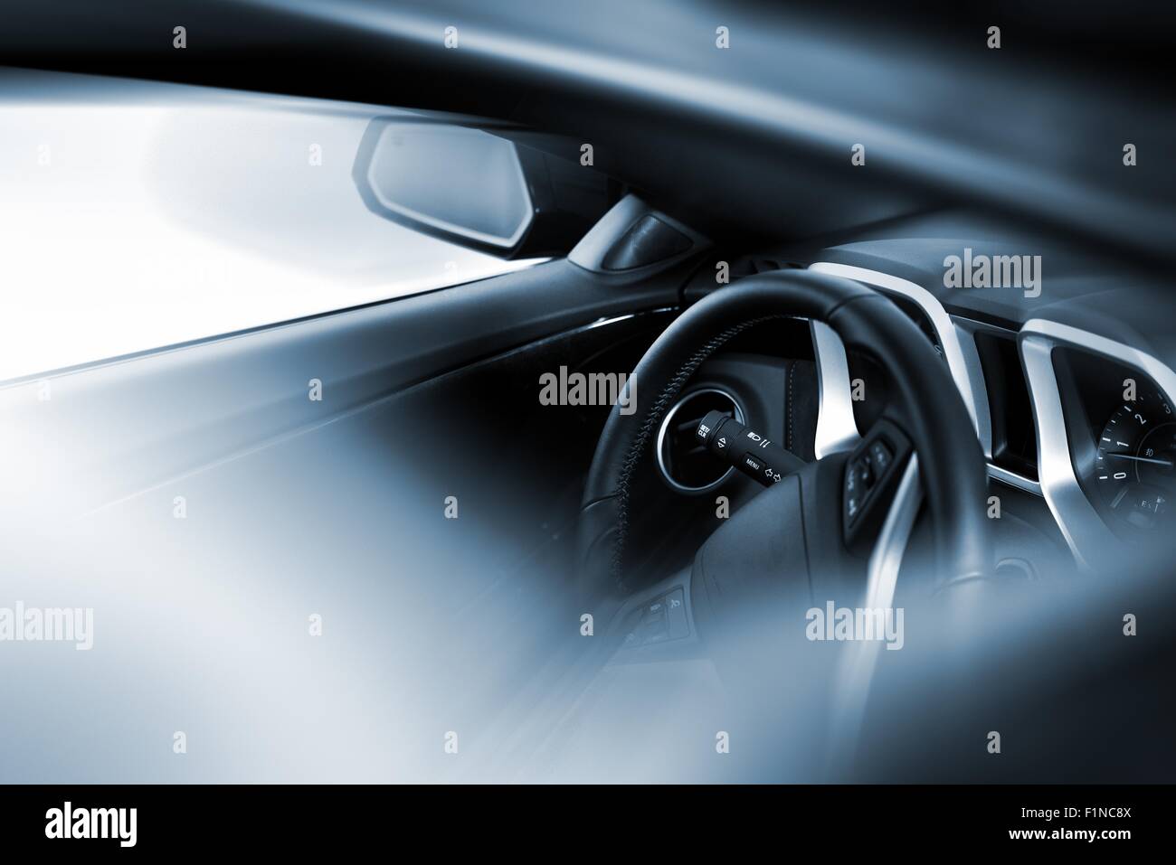 Thème de l'automobile - voiture moderne de pilotage. Photo prise par l'intermédiaire de toit ouvrant. Conduite Cool Blue Thème. Recueillir la photographie de transport Banque D'Images