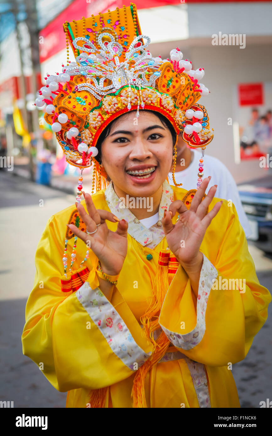 Jeune femme en tenue traditionnelle chinoise lors d'une pré-célébration du Festival des neuf dieux de l'Empereur à Nakhon si Thammarat, Thaïlande. Banque D'Images