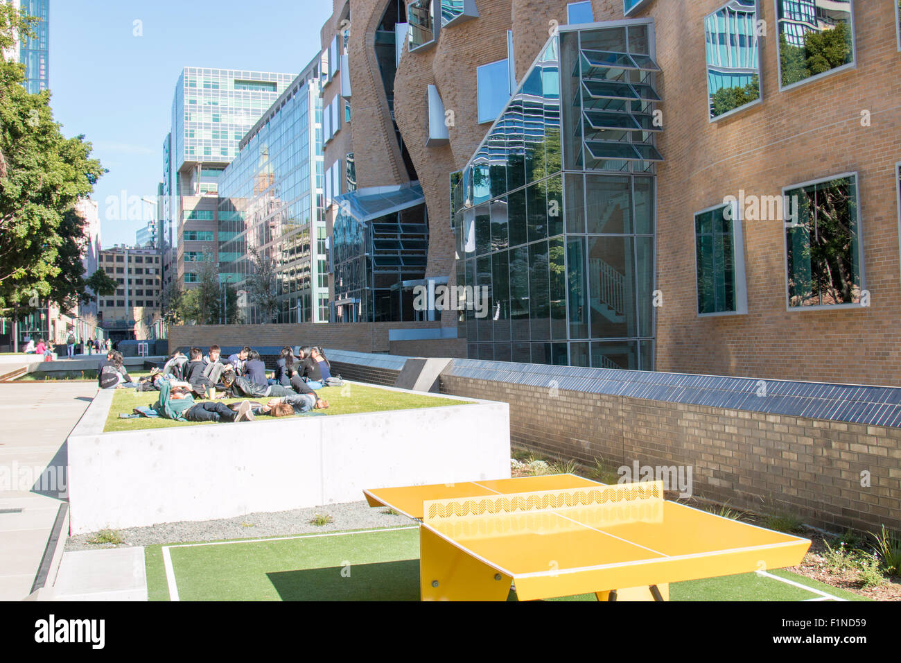 Le Dr Chau Chak Wing Building sur le campus de l'Université de Technologie de Sydney en Australie,conçu par Frank Gehry Banque D'Images