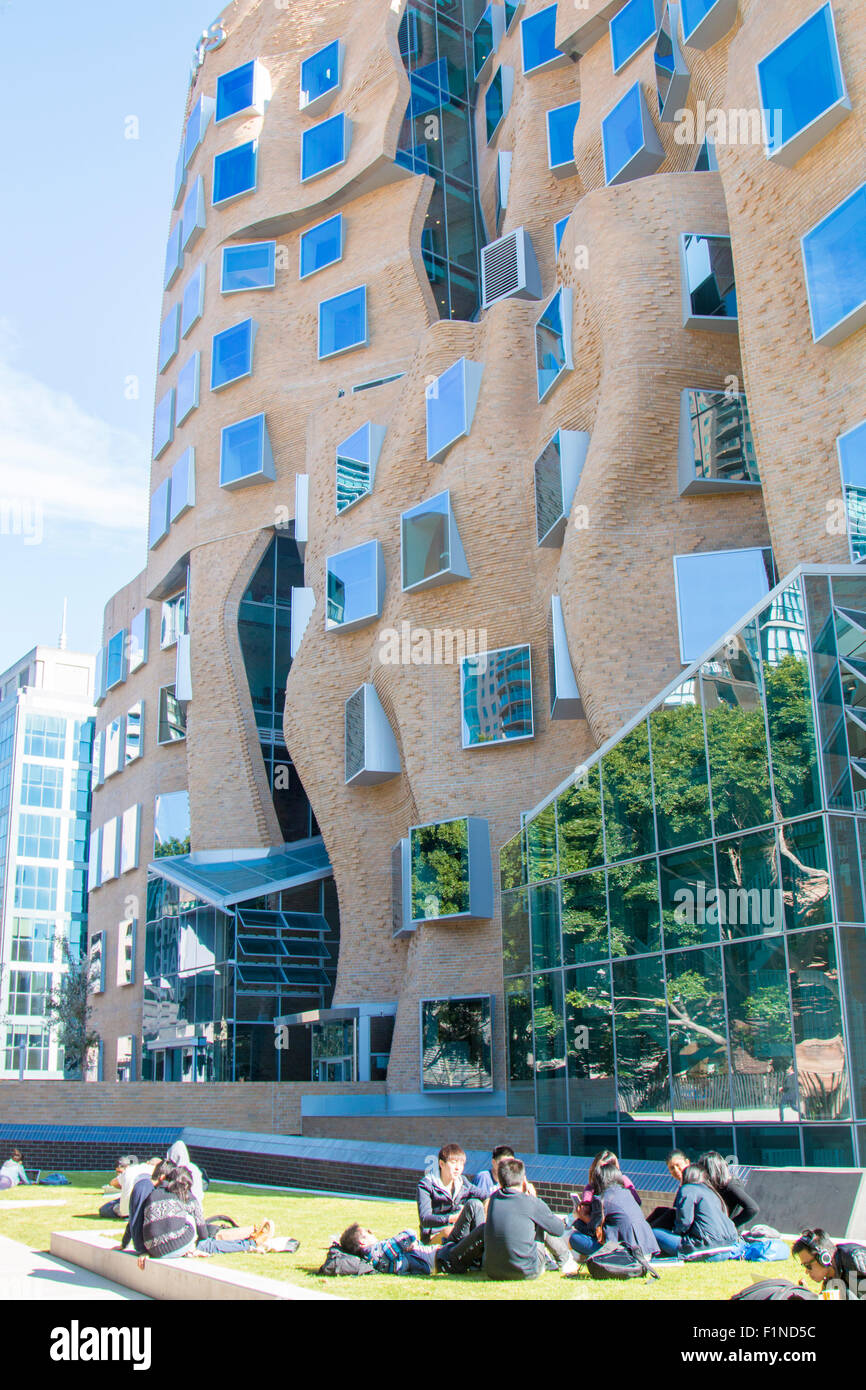 Le Dr Chau Chak Wing Building sur le campus de l'Université de Technologie de Sydney en Australie,conçu par Frank Gehry Banque D'Images