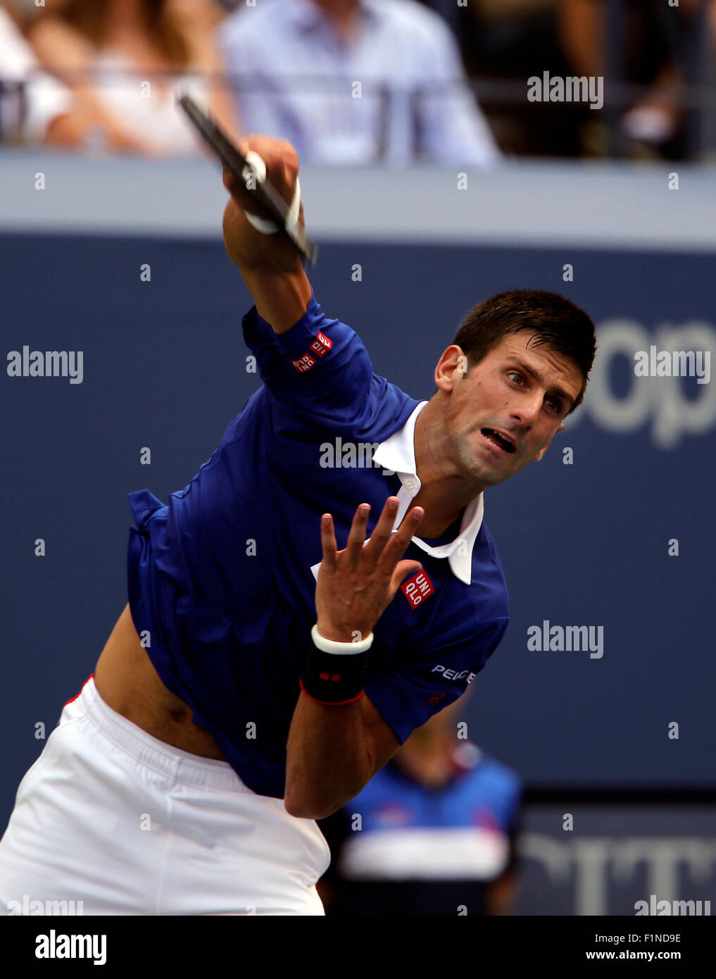 New York, USA. Le 4 septembre, 2015. Novak Djokovic en poste au cours de son troisième match contre Andreas Seppi de l'Italie à l'US Open à Flushing Meadows, New York le 4 septembre 2015. Crédit : Adam Stoltman/Alamy Live News Banque D'Images