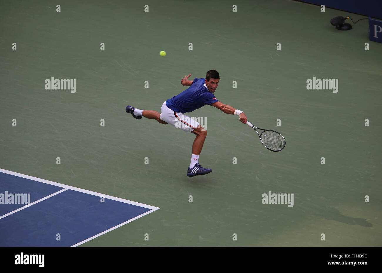 New York, USA. Le 4 septembre, 2015. Novak Djokovic lors de son troisième match contre Andreas Seppi de l'Italie à l'US Open à Flushing Meadows, New York le 4 septembre 2015. Crédit : Adam Stoltman/Alamy Live News Banque D'Images