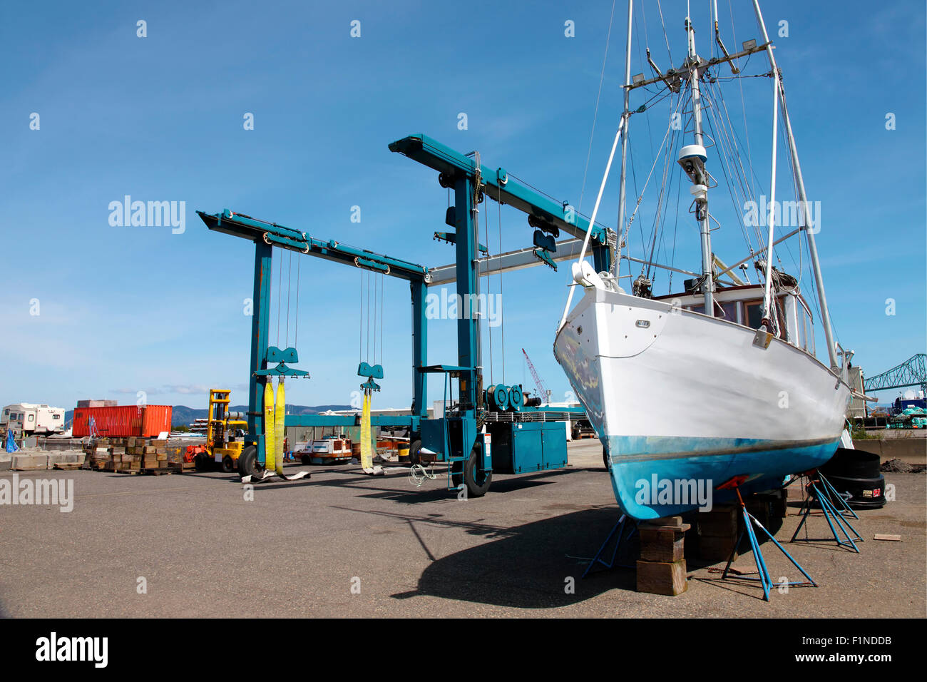 Marine grande grue de levage pour mettre les bateaux à terre pour les réparations. Banque D'Images