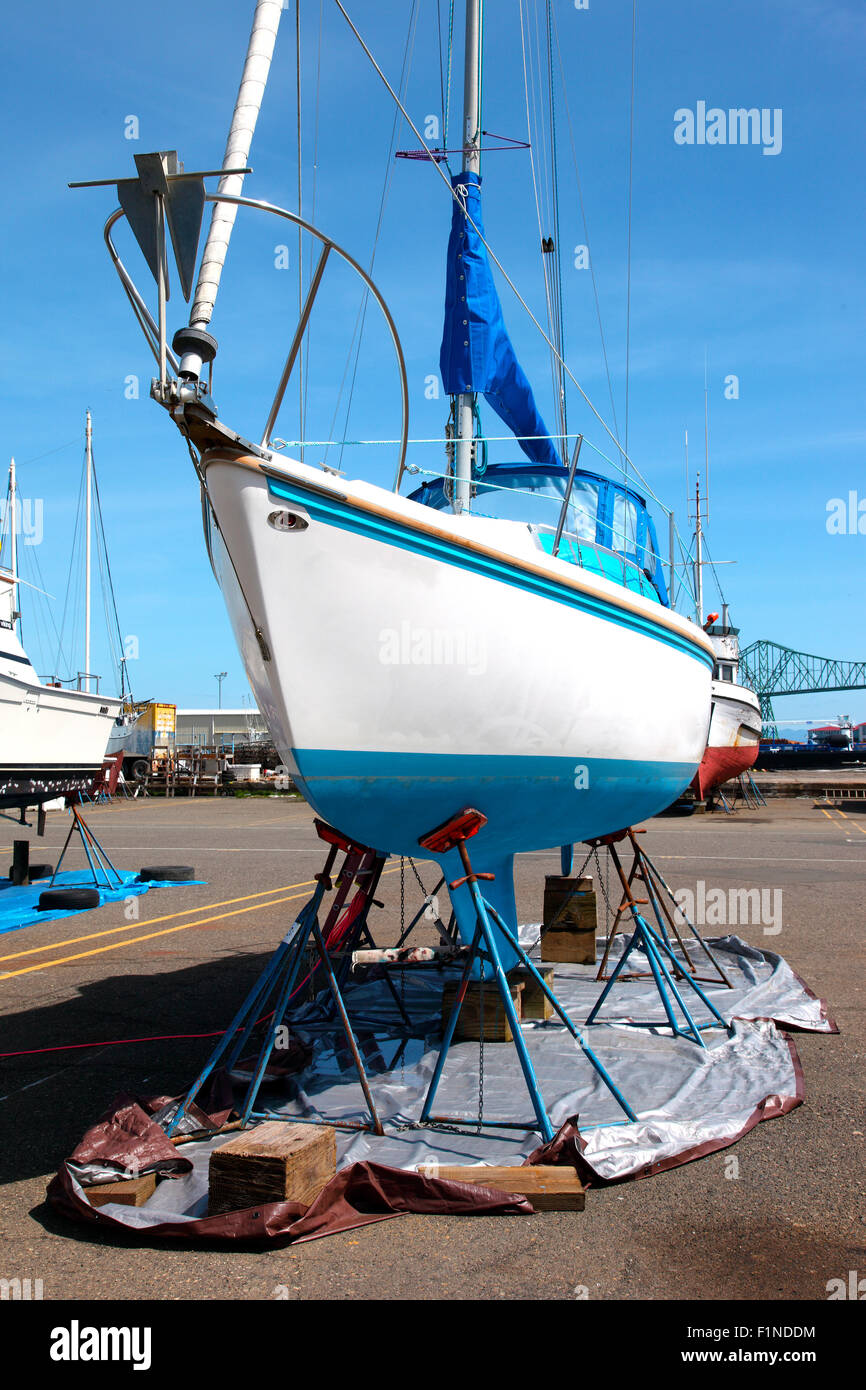 Réparation et entretien de bateaux à Astoria dans l'Oregon. Banque D'Images