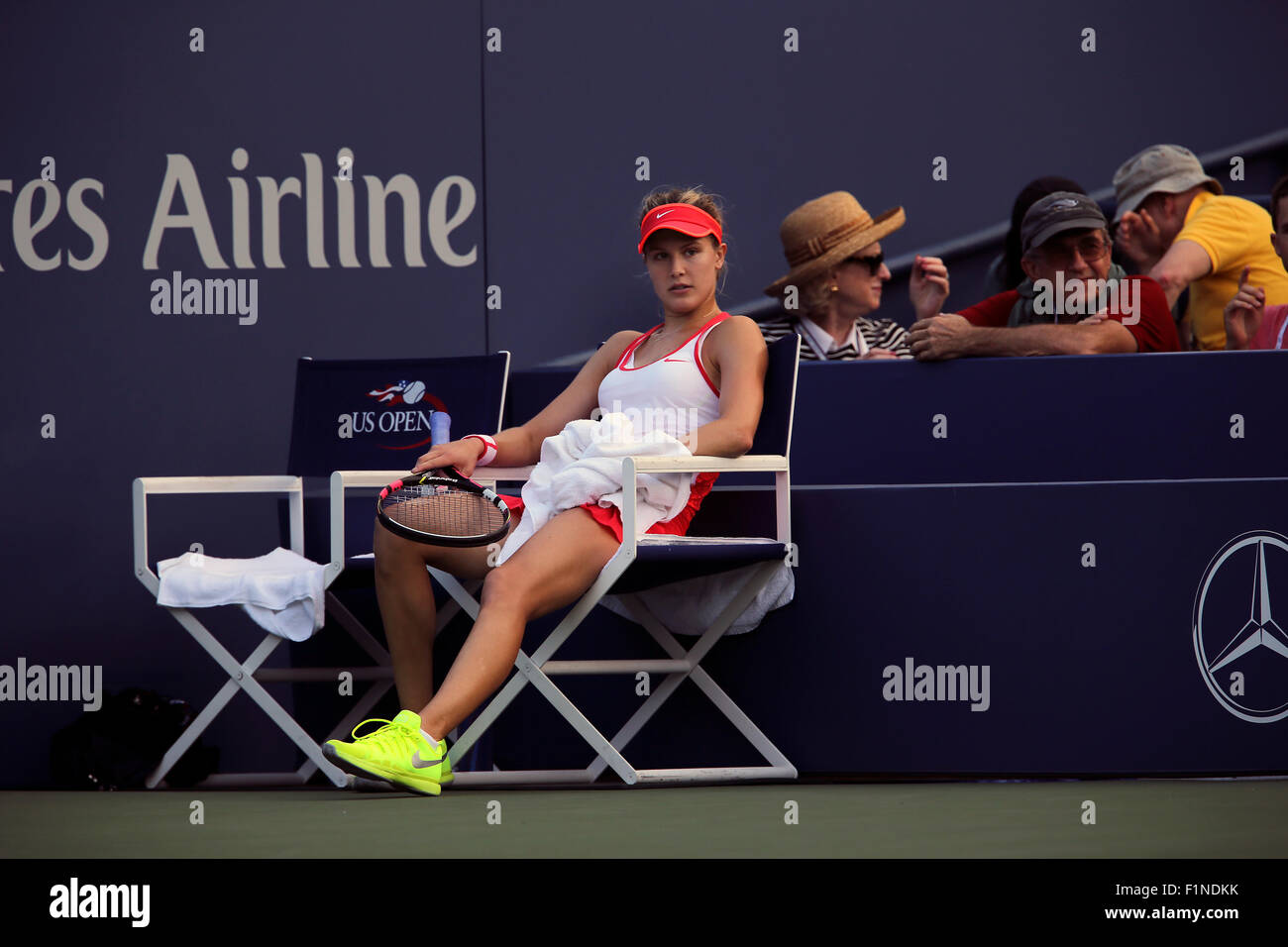 New York, USA. Le 4 septembre, 2015. Eugénie Bouchard du Canada prend une pause au cours de son troisième match contre Dominika Cibukova de Slovaquie à l'US Open à Flushing Meadows, New York le 4 septembre 2015. Crédit : Adam Stoltman/Alamy Live News Banque D'Images