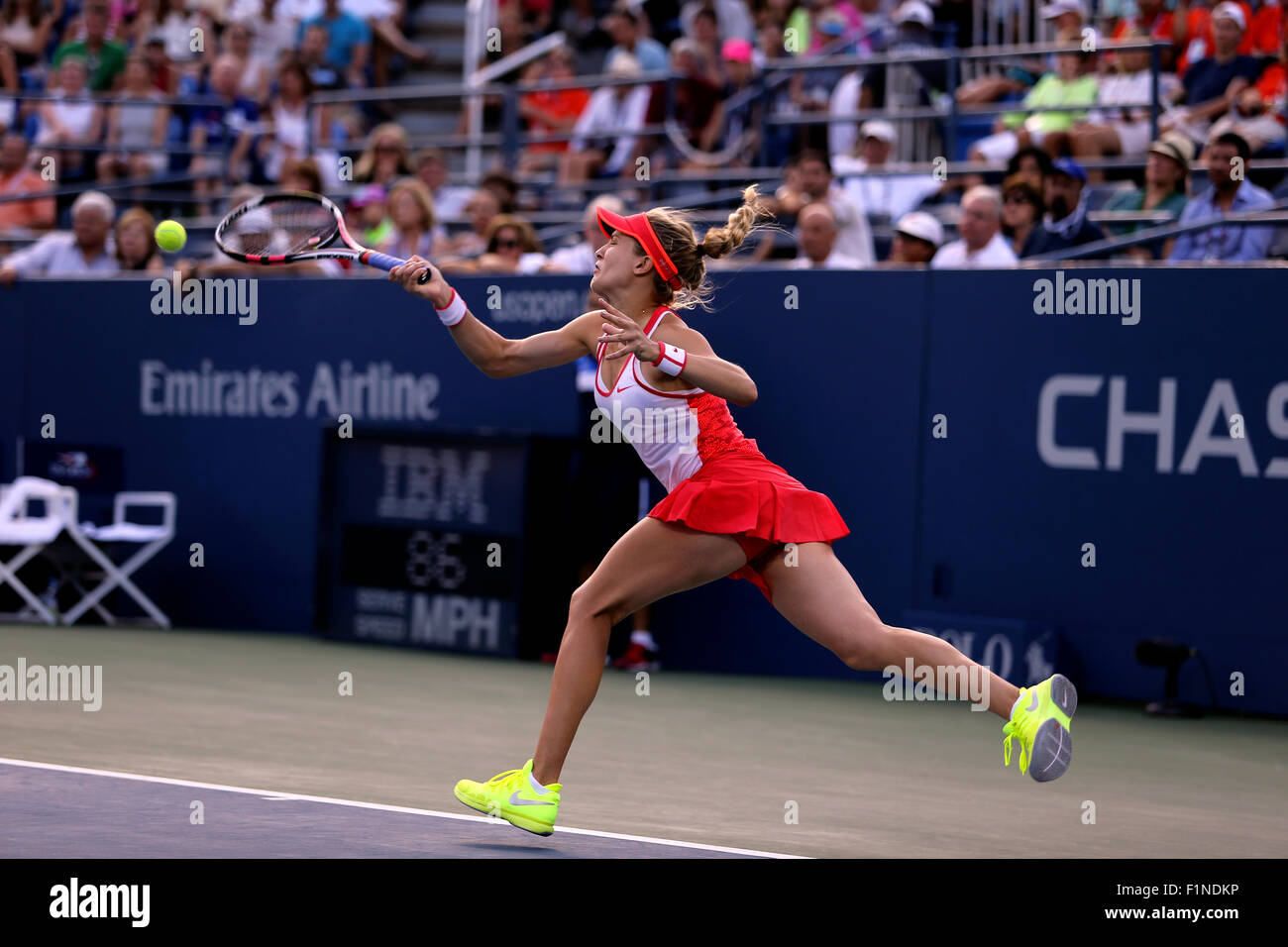 New York, USA. Le 4 septembre, 2015. Eugénie Bouchard du Canada au cours de son troisième match contre Dominika Cibukova de Slovaquie à l'US Open à Flushing Meadows, New York le 4 septembre 2015. Crédit : Adam Stoltman/Alamy Live News Banque D'Images