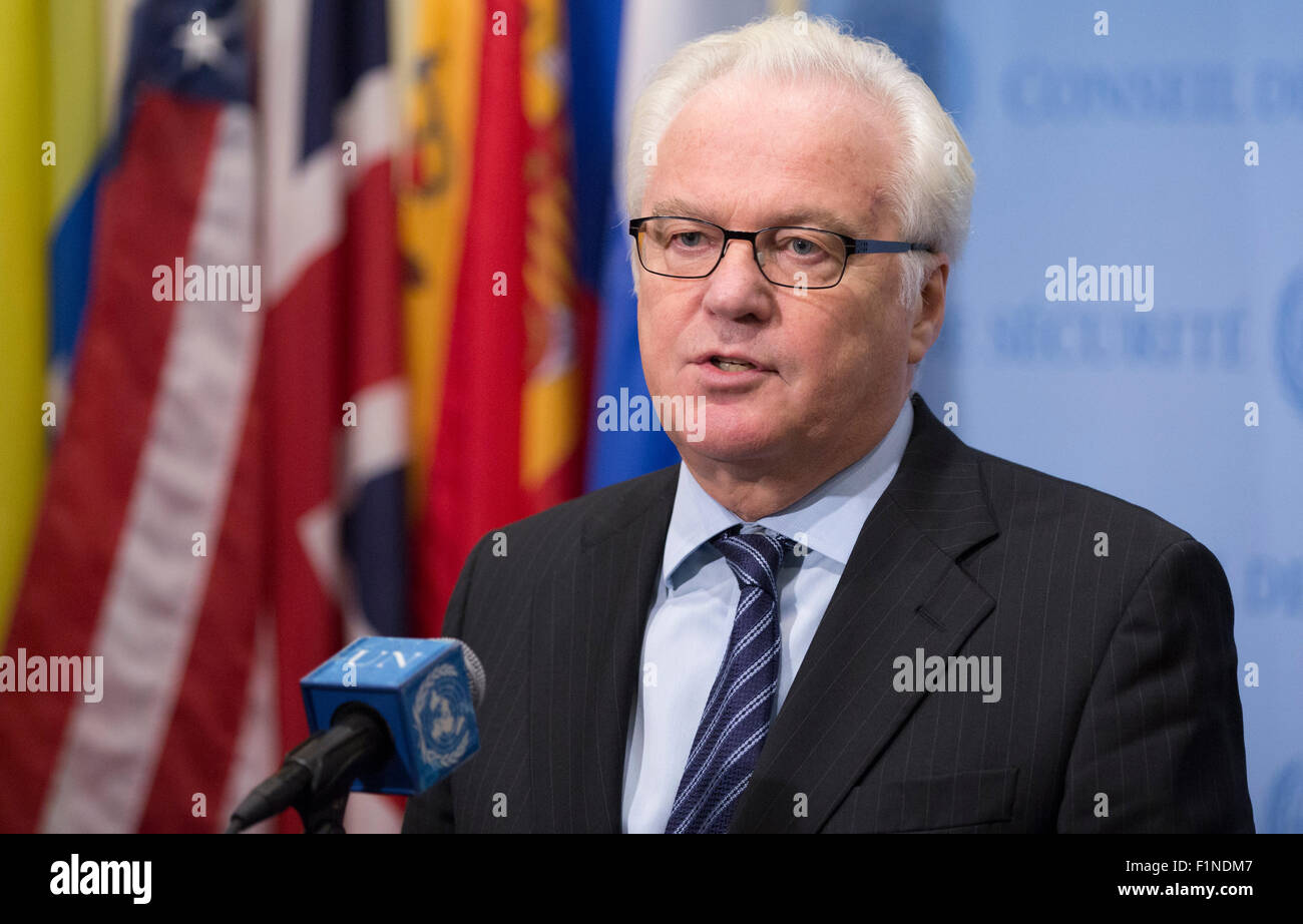 New York City, United States. 08Th Nov, 2015. Vitaly I. Churkin, Représentant permanent de la Fédération de Russie auprès de l'ONU et Président du Conseil de sécurité pour le mois de septembre, parle à la journaliste à la suite d'une réunion du conseil à huis clos sur la situation au Soudan du Sud au Siège des Nations Unies à New York City © Luiz Rampelotto/Pacific Press/Alamy Live News Banque D'Images