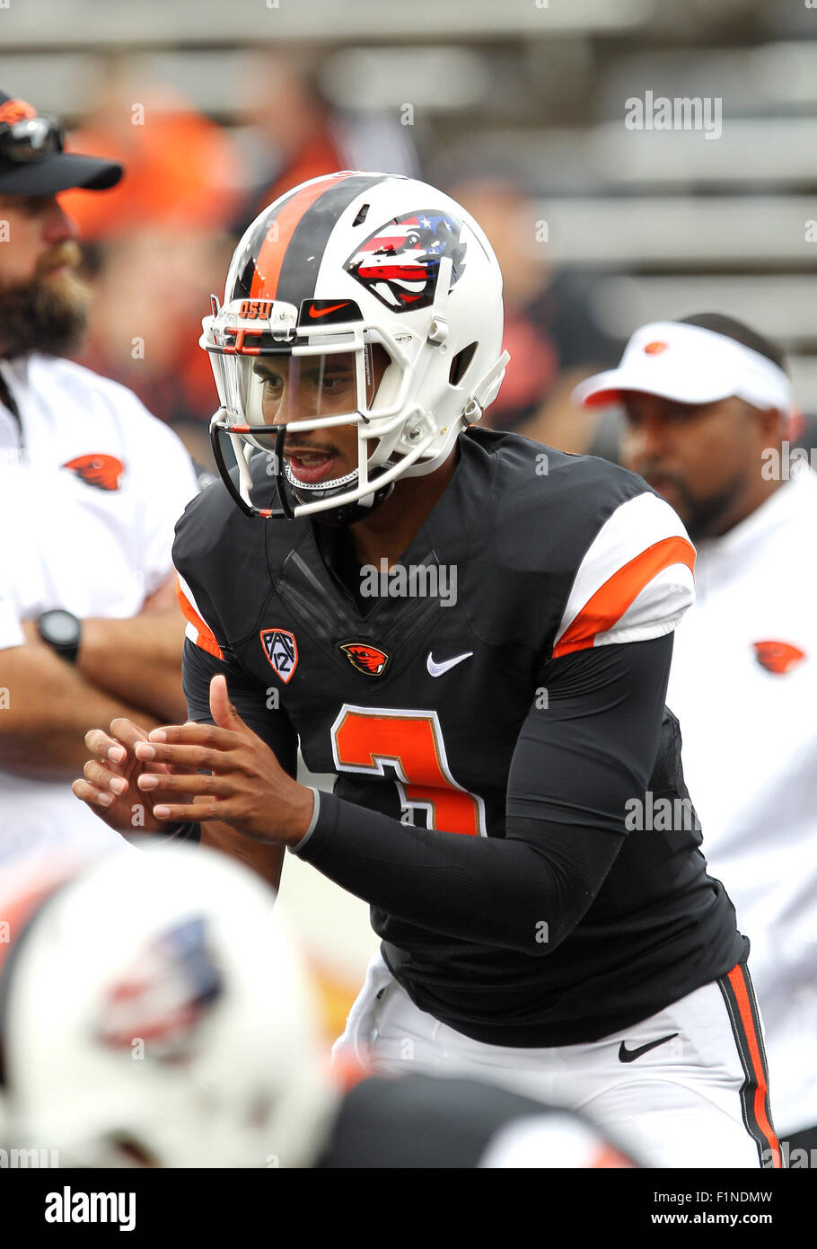 Reser Stadium, Corvallis, OR, USA. 16Th Jun 2015. Oregon State Beavers quarterback Marcus McMaryion (3) sports les castors casque patriotique dans la pratique avant le début de la NCAA football match entre les Castors et les Wildcats Weber State à Reser Stadium, Corvallis, OR. Larry C. Lawson/CSM/Alamy Live News Banque D'Images