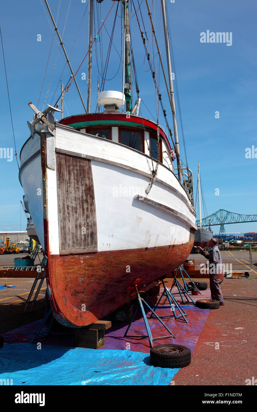 Le bateau est prêt pour le travail de réparation et d'entretien, Astoria dans l'Oregon. Banque D'Images