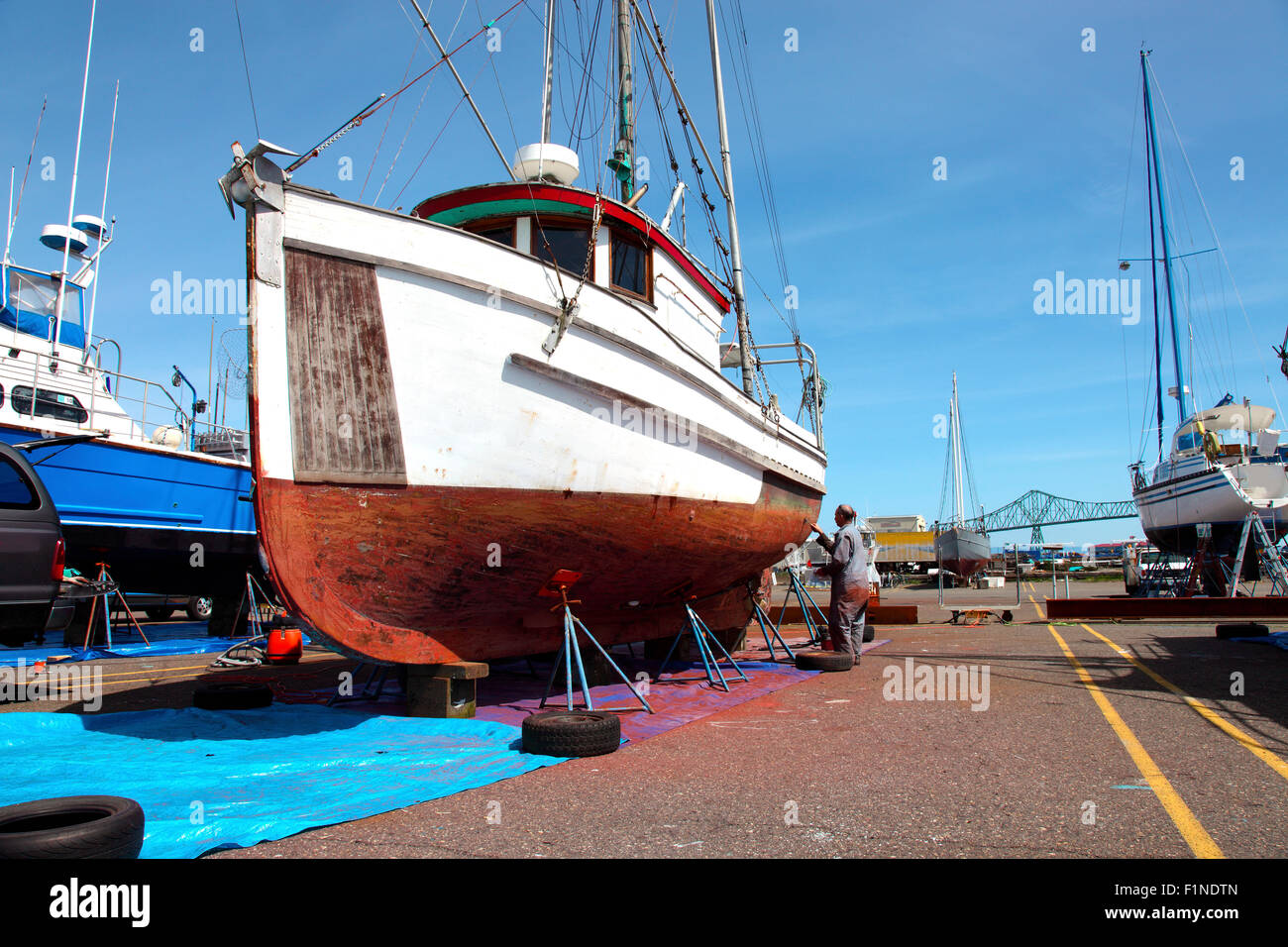 Le bateau est prêt pour le travail de réparation et d'entretien, Astoria dans l'Oregon. Banque D'Images