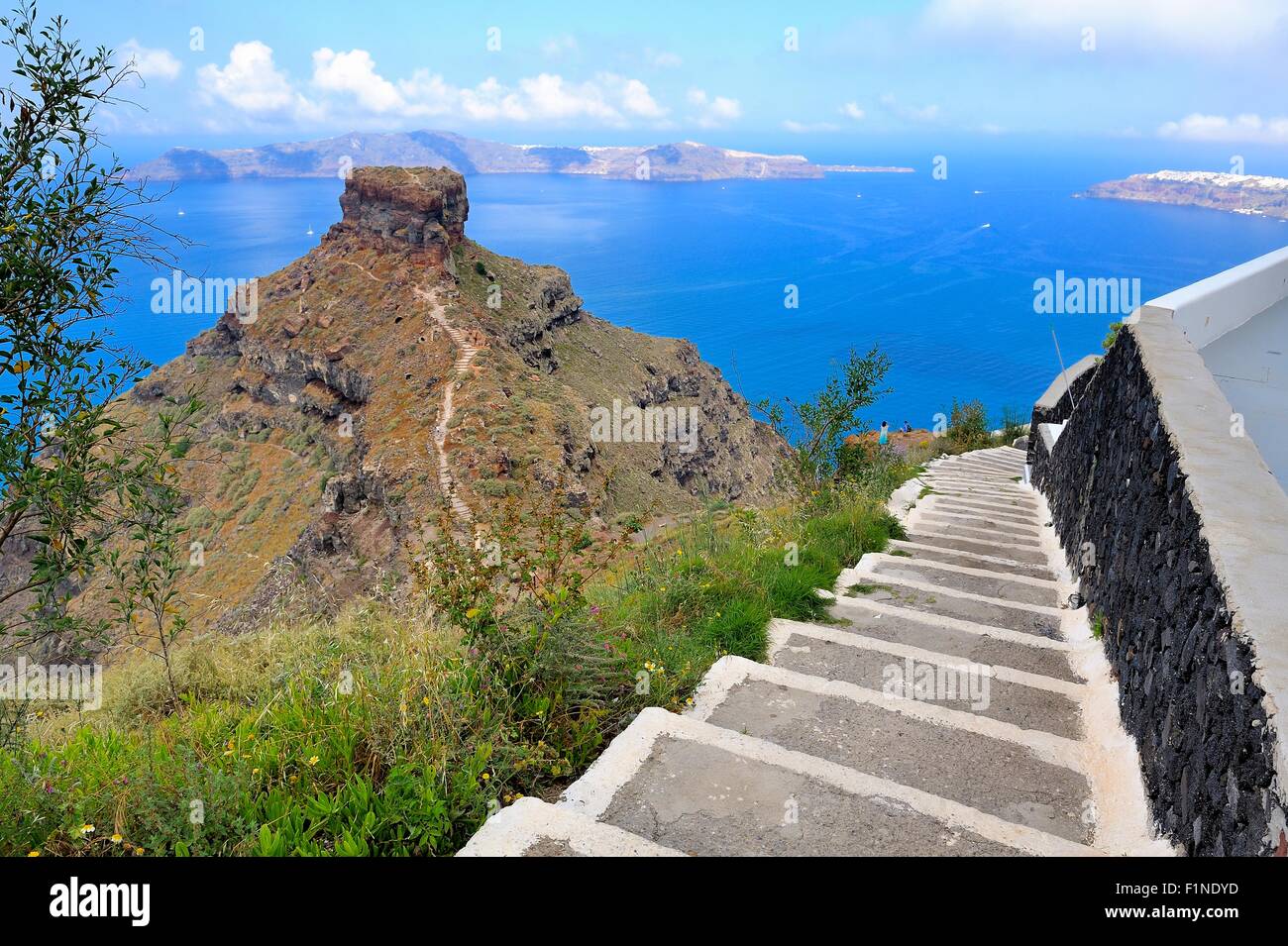 Le chemin en pente vers le bas pour Skaros rock Imerovigli Santorini Grèce Banque D'Images
