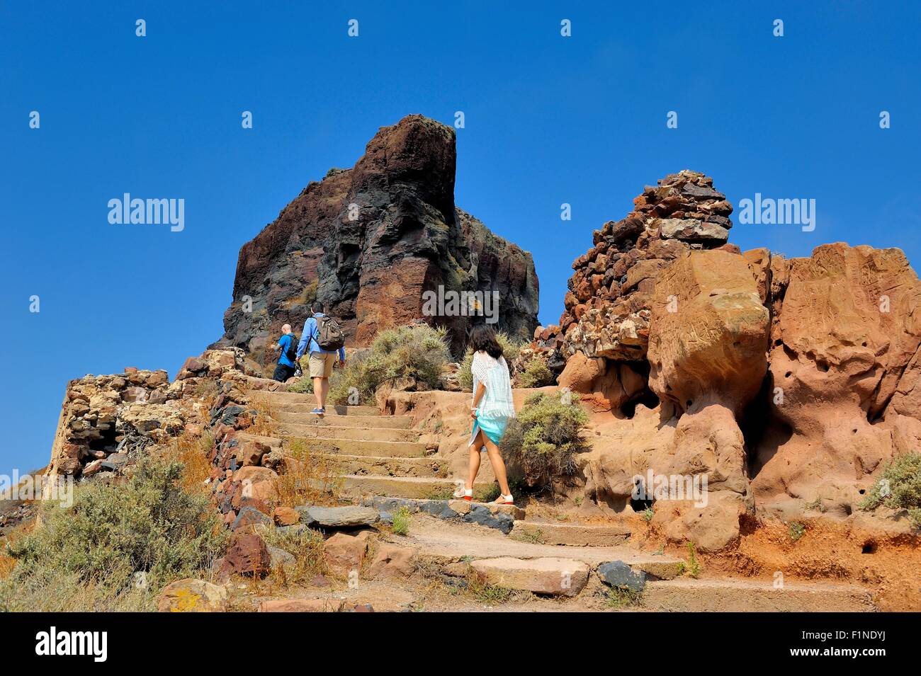 Les touristes à monter Skaros rock,Santorini Grèce Banque D'Images