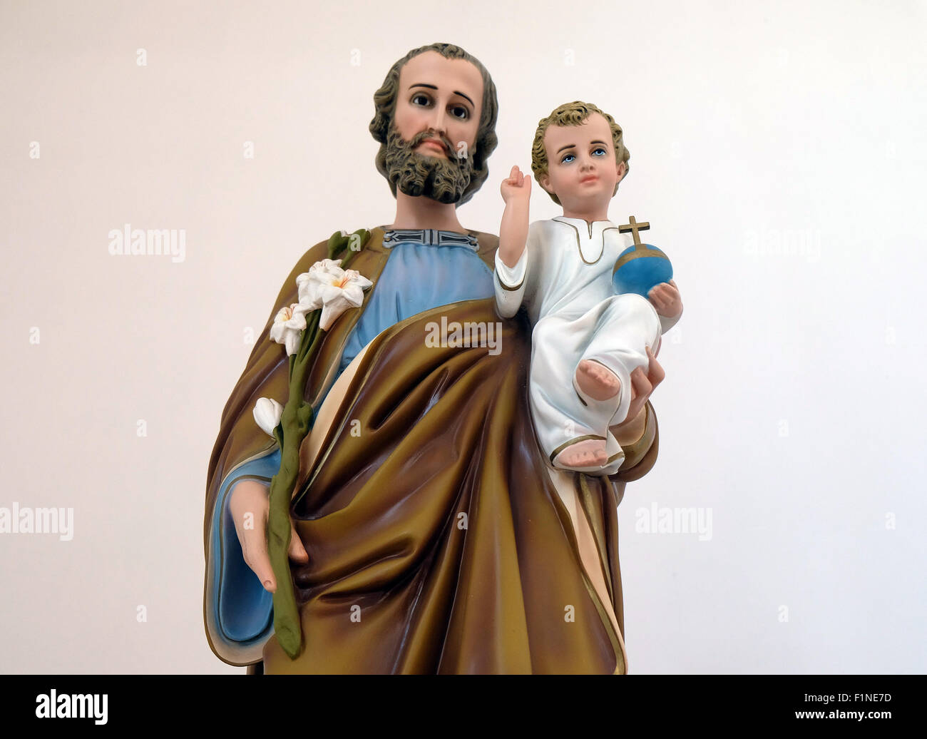 Saint Joseph tenant l'enfant Jésus, statue dans l'église de Saint François d'assise à Zagreb, Croatie le 07 mai, 2015 Banque D'Images