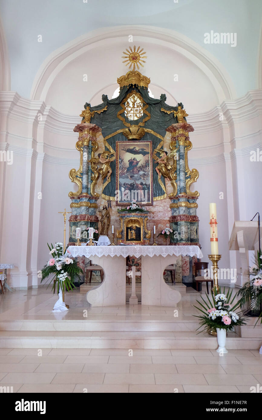 L'autel principal dans l'église de l'Assomption de la Bienheureuse Vierge Marie à Pakrac, Croatie Banque D'Images