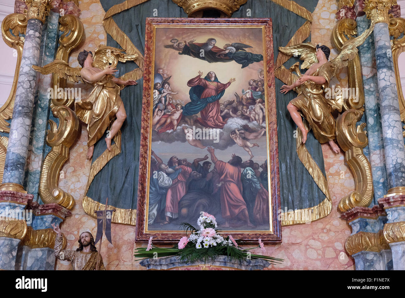 L'autel principal dans l'église de l'Assomption de la Bienheureuse Vierge Marie à Pakrac, Croatie Banque D'Images