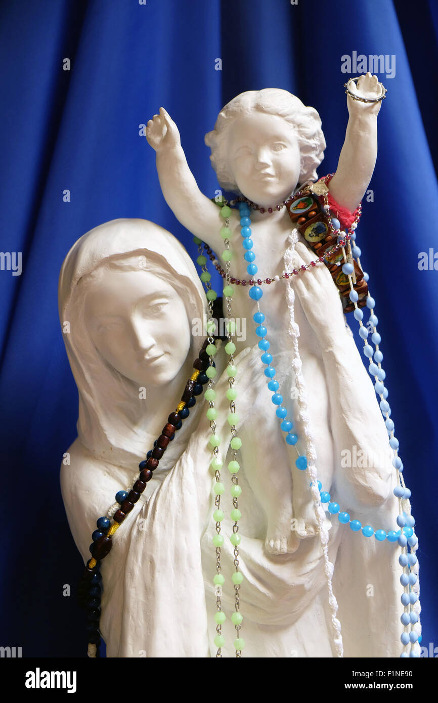 Vierge Marie avec l'Enfant Jésus, une statue dans la chapelle de l'hôpital à Pakrac, Slavonie, Croatie le 07 mai, 2015 Banque D'Images
