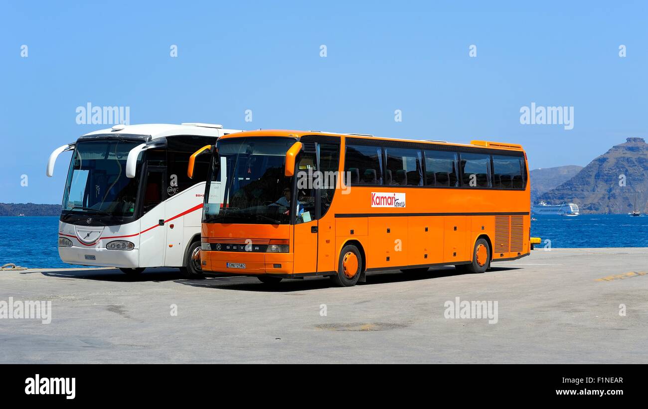 Deux entraîneurs decker en attente de passagers du traversier de transfert de leur hébergement de vacances sur l'île grecque de Santorini Banque D'Images