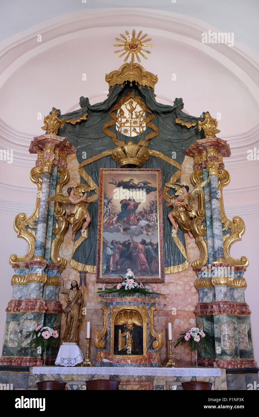 L'autel principal dans l'église de l'Assomption de la Bienheureuse Vierge Marie à Pakrac, Croatie Banque D'Images