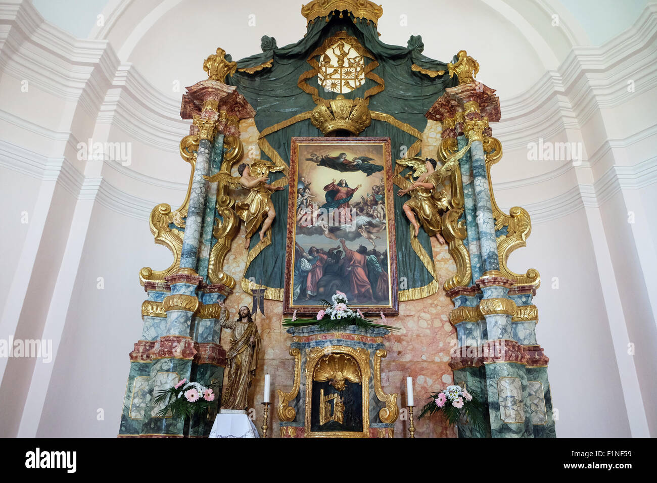 L'autel principal dans l'église de l'Assomption de la Bienheureuse Vierge Marie à Pakrac, Croatie Banque D'Images