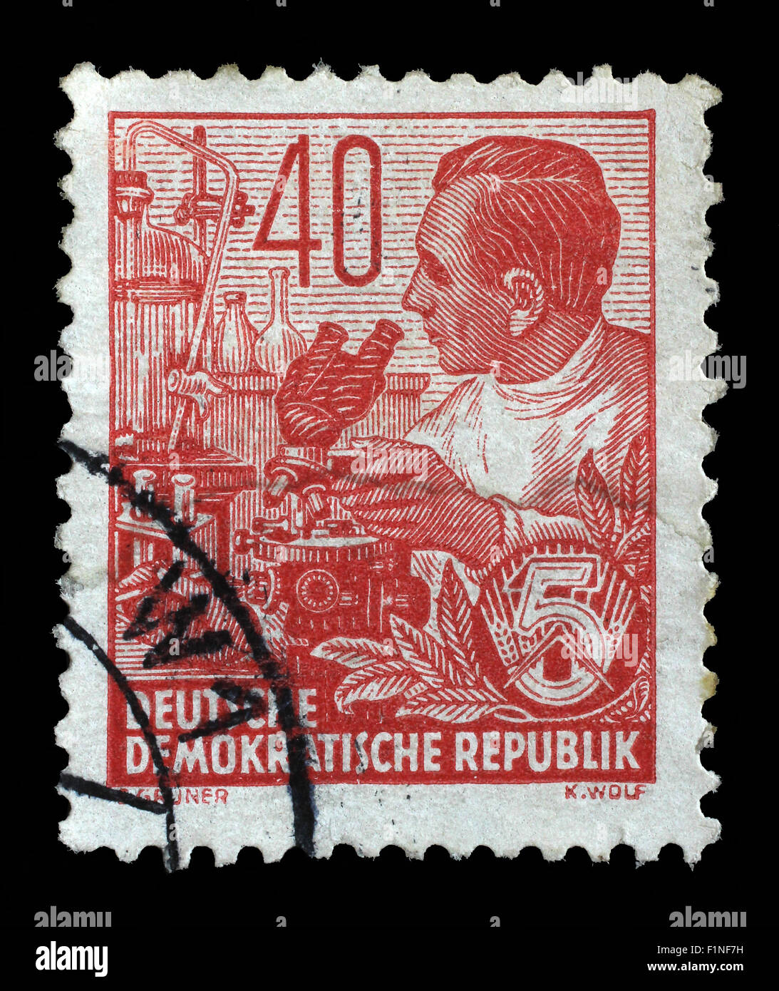 Timbres en RDA montre un chimiste de l'usine de produits chimiques, sans inscription, à partir de la série des travailleurs pour le plan de cinq ans, vers 1953 Banque D'Images