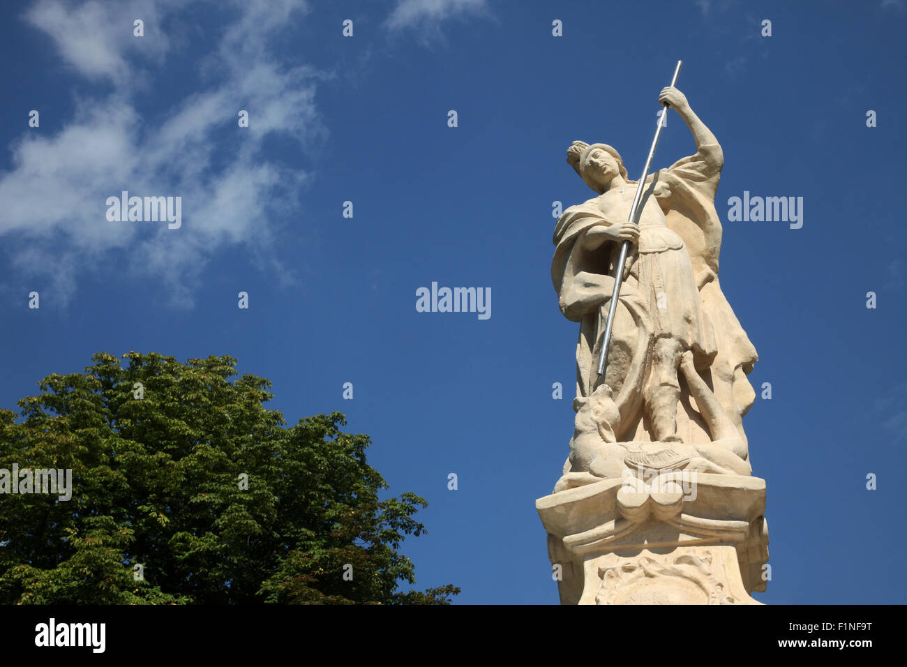 Statue de Saint George en face de la Cathédrale de Sainte Thérèse d'Avila, à Bjelovar Croatie Banque D'Images