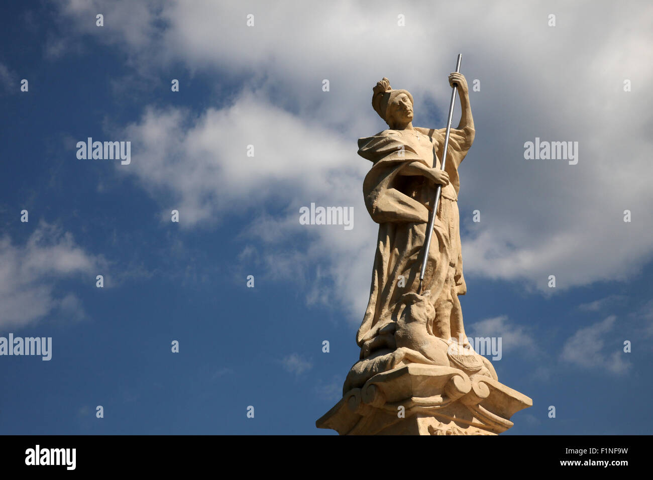 Statue de Saint George en face de la Cathédrale de Sainte Thérèse d'Avila, à Bjelovar Croatie Banque D'Images