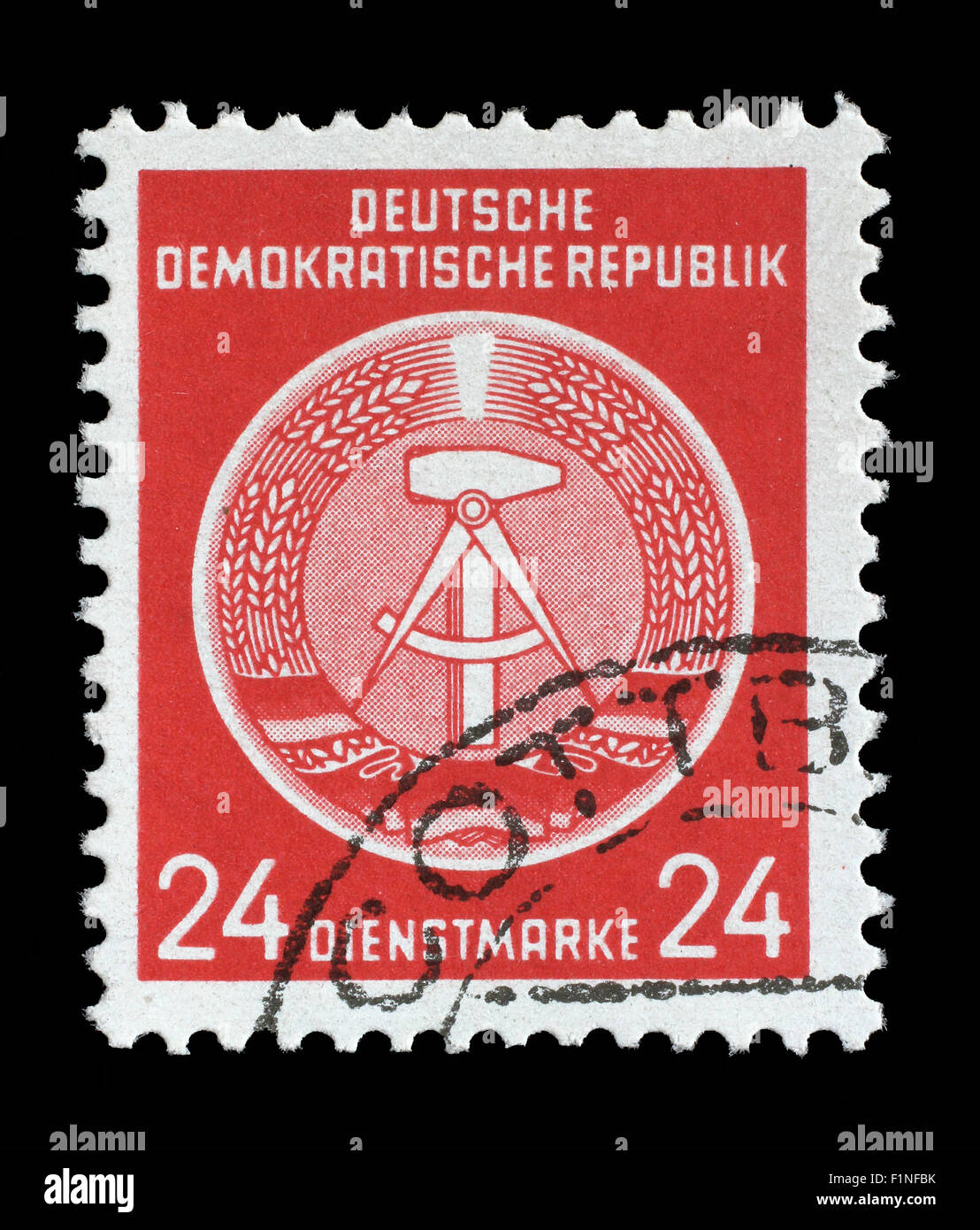Timbres en RDA (République démocratique allemande - l'Allemagne de l'Est) montre les armoiries nationales DDR, vers 1952 Banque D'Images
