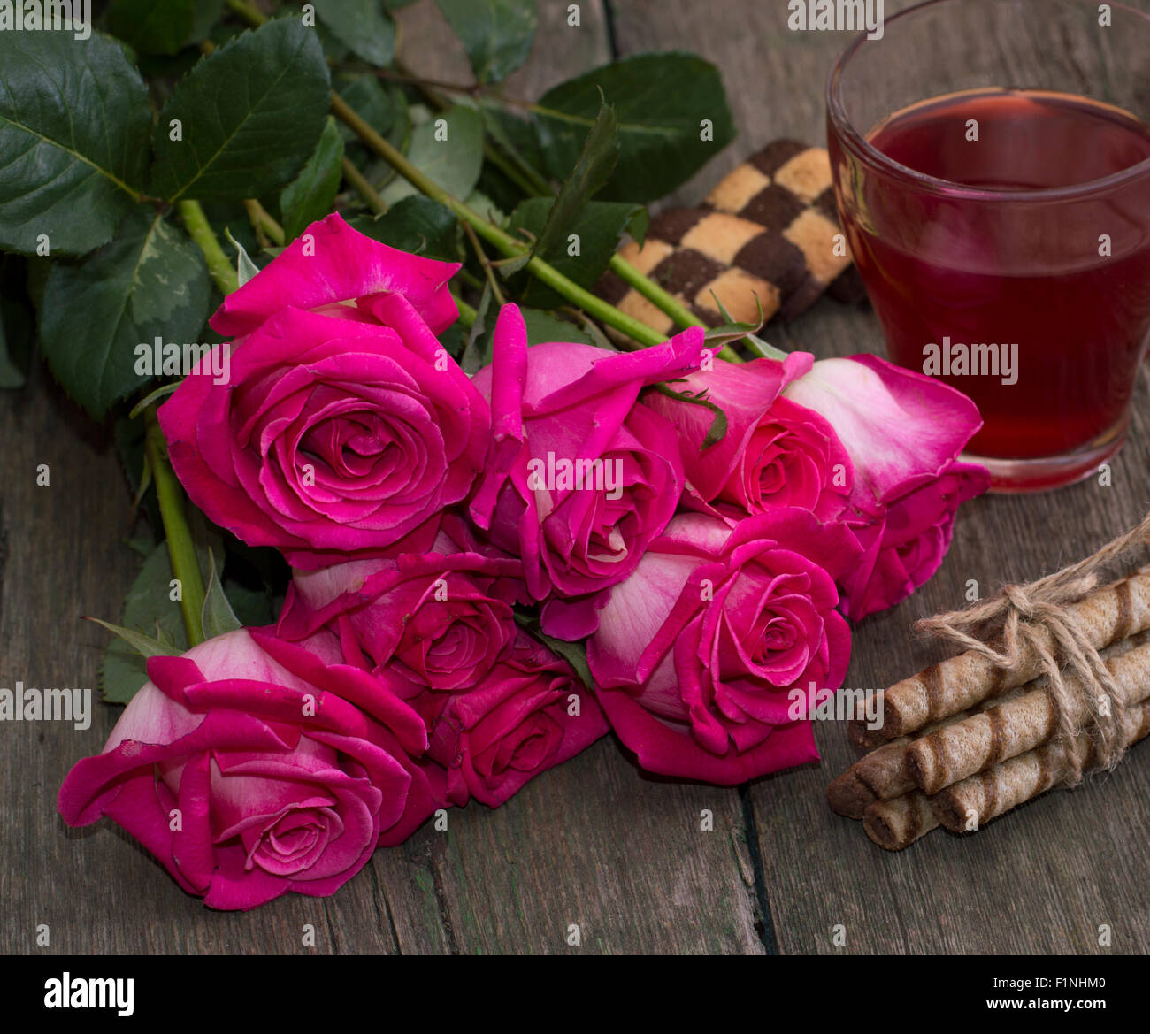 Un bouquet de roses rouges et de thé close-up Banque D'Images