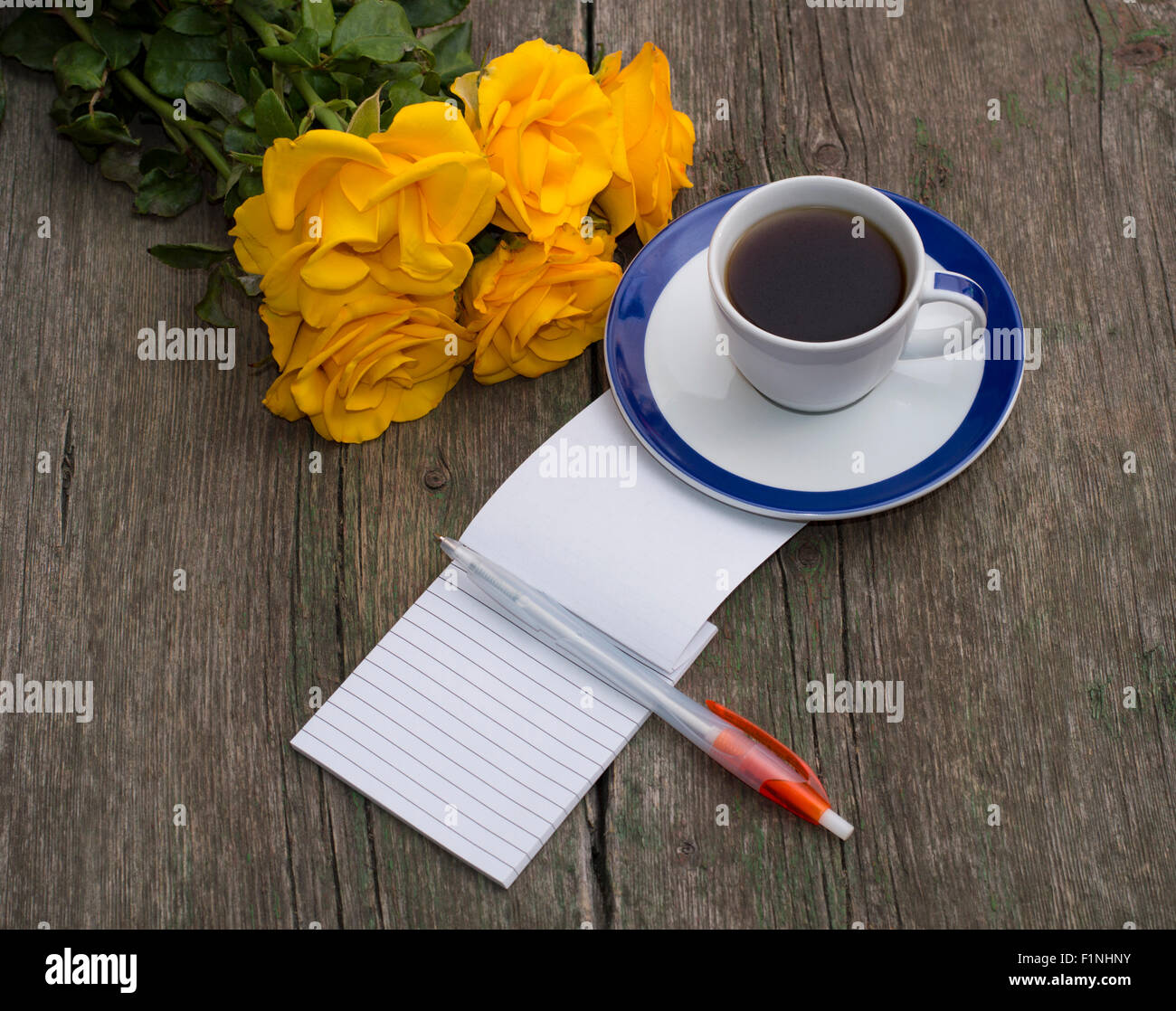 Des roses jaunes, le café et la poignée avec un ordinateur portable sur une table minable Banque D'Images