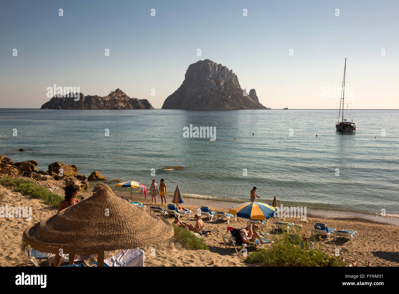 Ibiza, Es Vedra Rock vu à partir de la Cala d'hort (plage). Banque D'Images