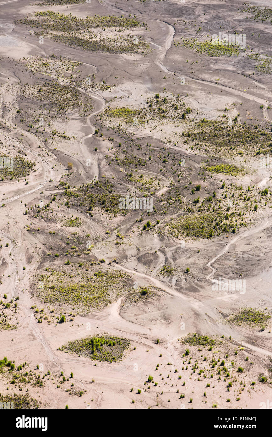 Vue aérienne de la mer de sable à l'intérieur de la caldeira de Bromo Tengger. Le Mont Bromo se trouve au milieu d'une vaste plaine appelée l''mer' de Sable Banque D'Images