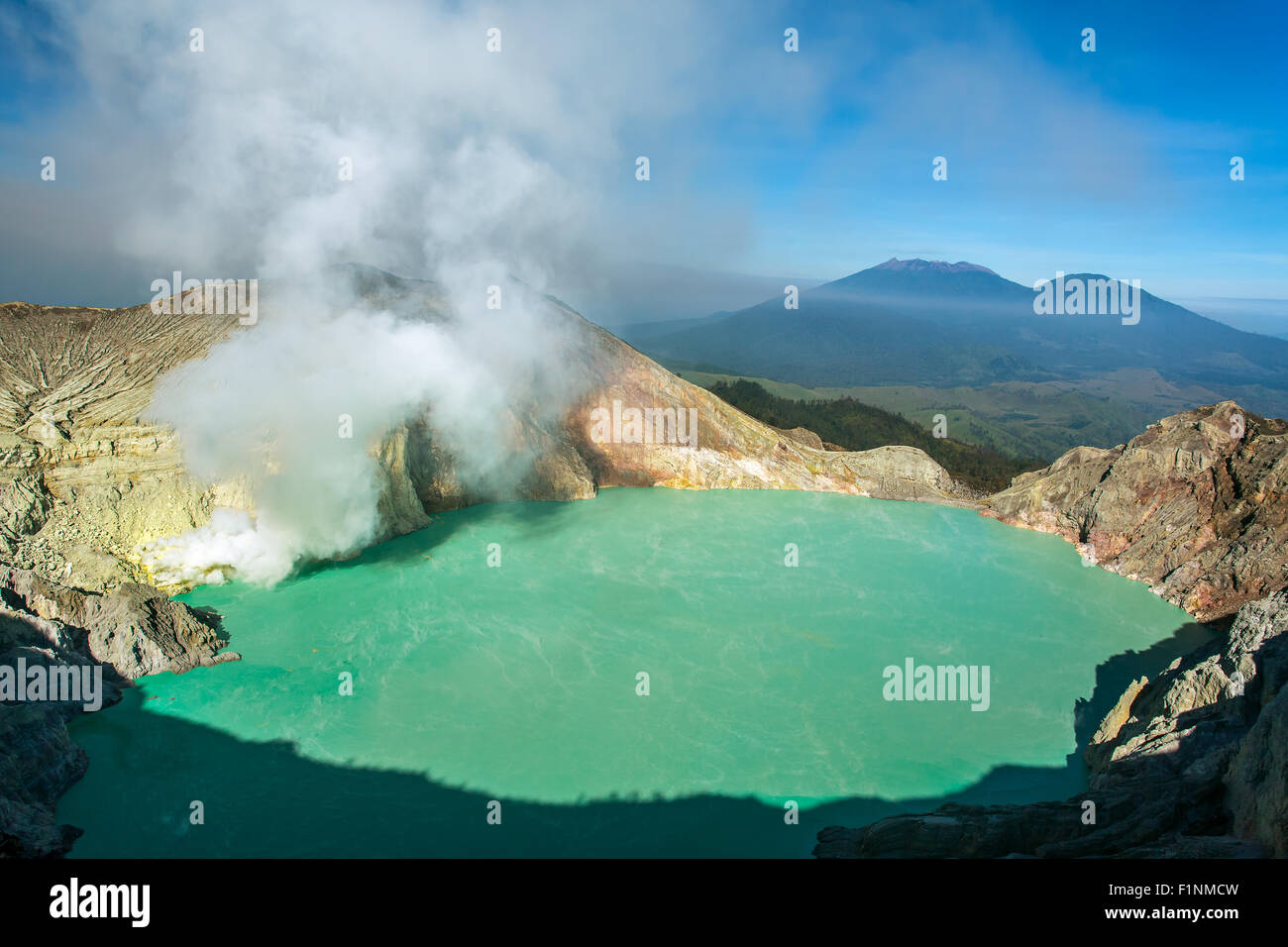 Kawah Ijen au lever du soleil, vue panoramique, Indonésie Banque D'Images