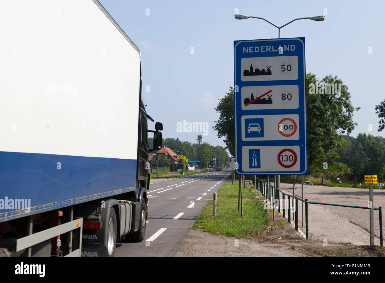 Frontière entre la Belgique et les Pays-Bas avec un camion traversant la frontière néerlandaise Banque D'Images