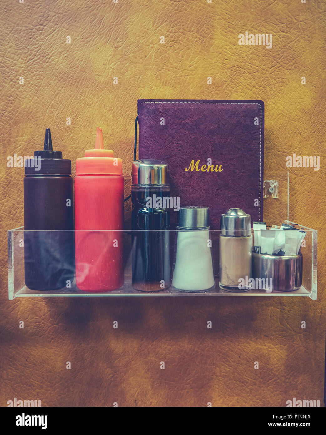 Hipster rétro Diner ou Cafe Menu et condiments contre simili cuir toile Banque D'Images