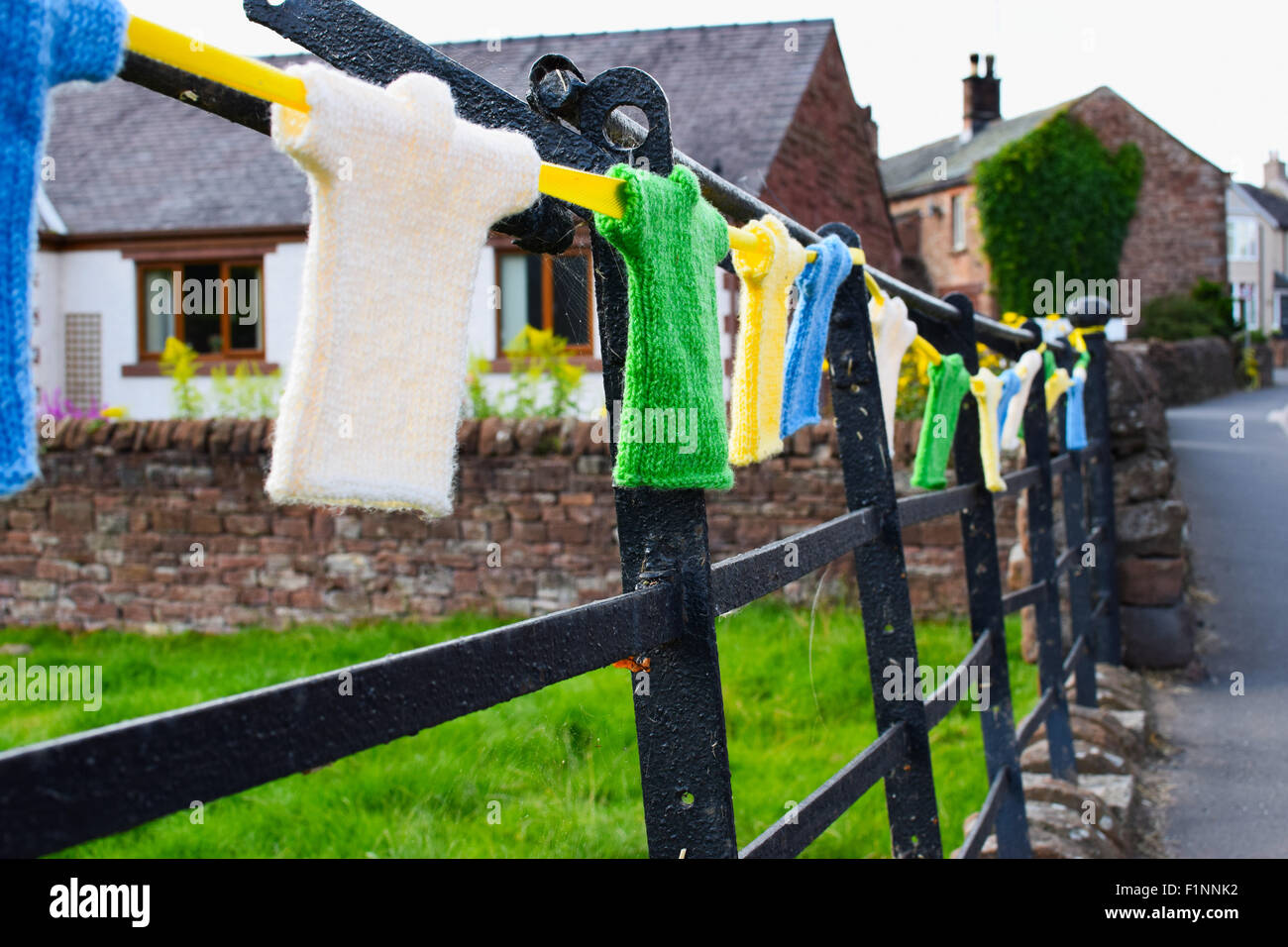 La décoration dans la rue, près de Melmerby Alston, prêt pour le Tour de Bretagne pour passer à travers. Banque D'Images