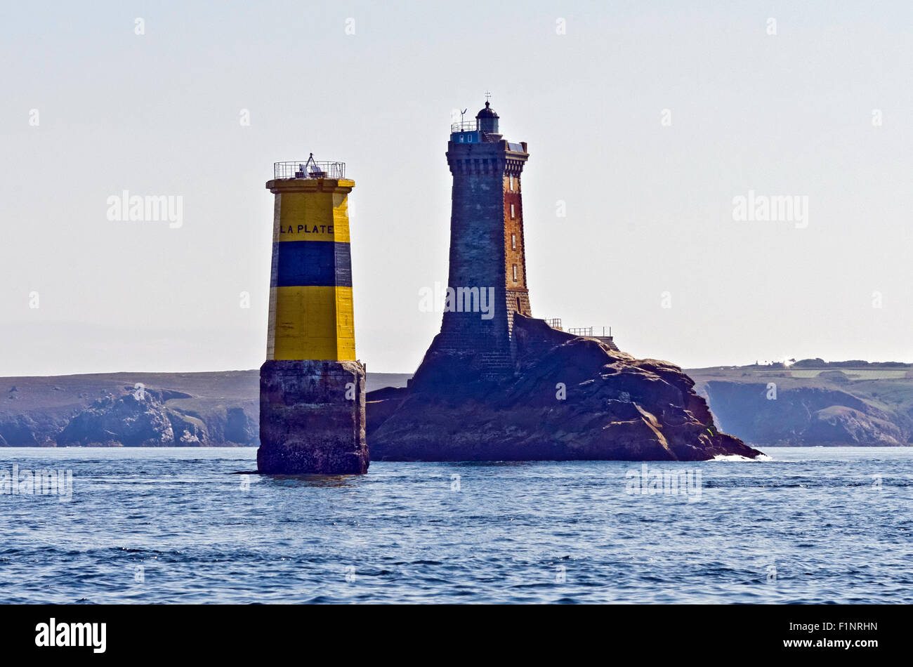 Pointe du Raz Raz de sein et le phare de la Vieille et la Plate marque cardinale Ouessant Banque D'Images