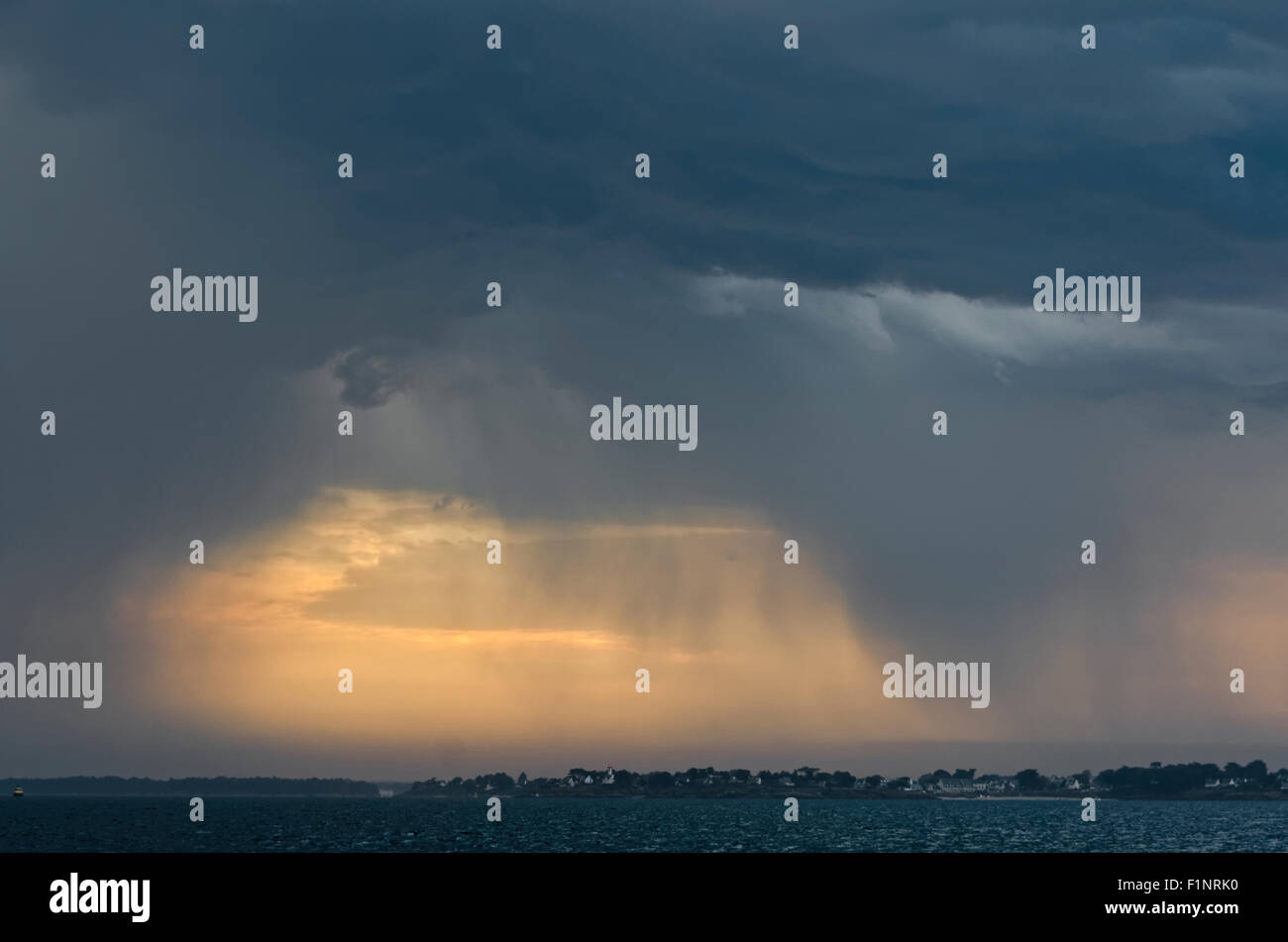 Nuage lourd avec des orages et de visibilité réduite par les nuages de ruissellement Banque D'Images