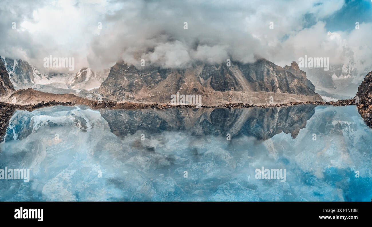 Lac d'eau bleu. Ciel dramatique Banque D'Images Lac d'eau bleu. Ciel dramatique Banque D'Images