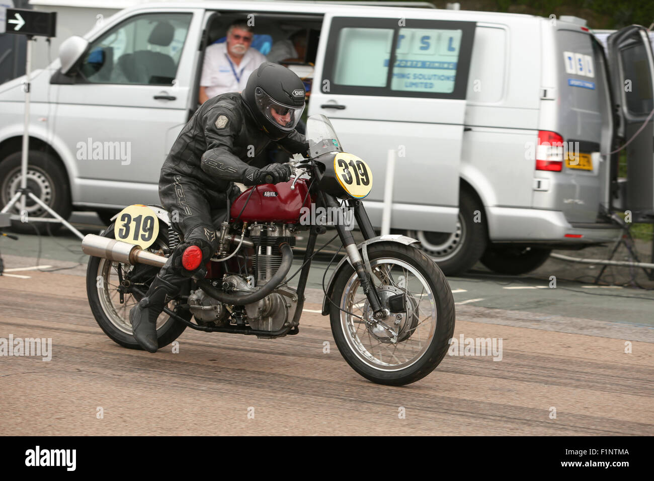 Madeira Drive, ville de Brighton & Hove, East Sussex, Royaume-Uni. Frostes Brighton Speed Trials est une journée exaltante et pleine d'action pour les spectateurs comme pour les participants. Plus de deux cents voitures et motos s'alignent pour faire un run chronométré de Madeira Drive atteignant des vitesses élevées. 5th septembre 2015 Banque D'Images